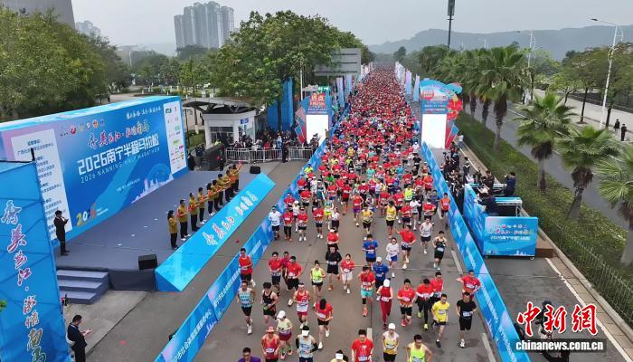 2026南宁市半程马拉松开赛:跑者在果香赛道上领